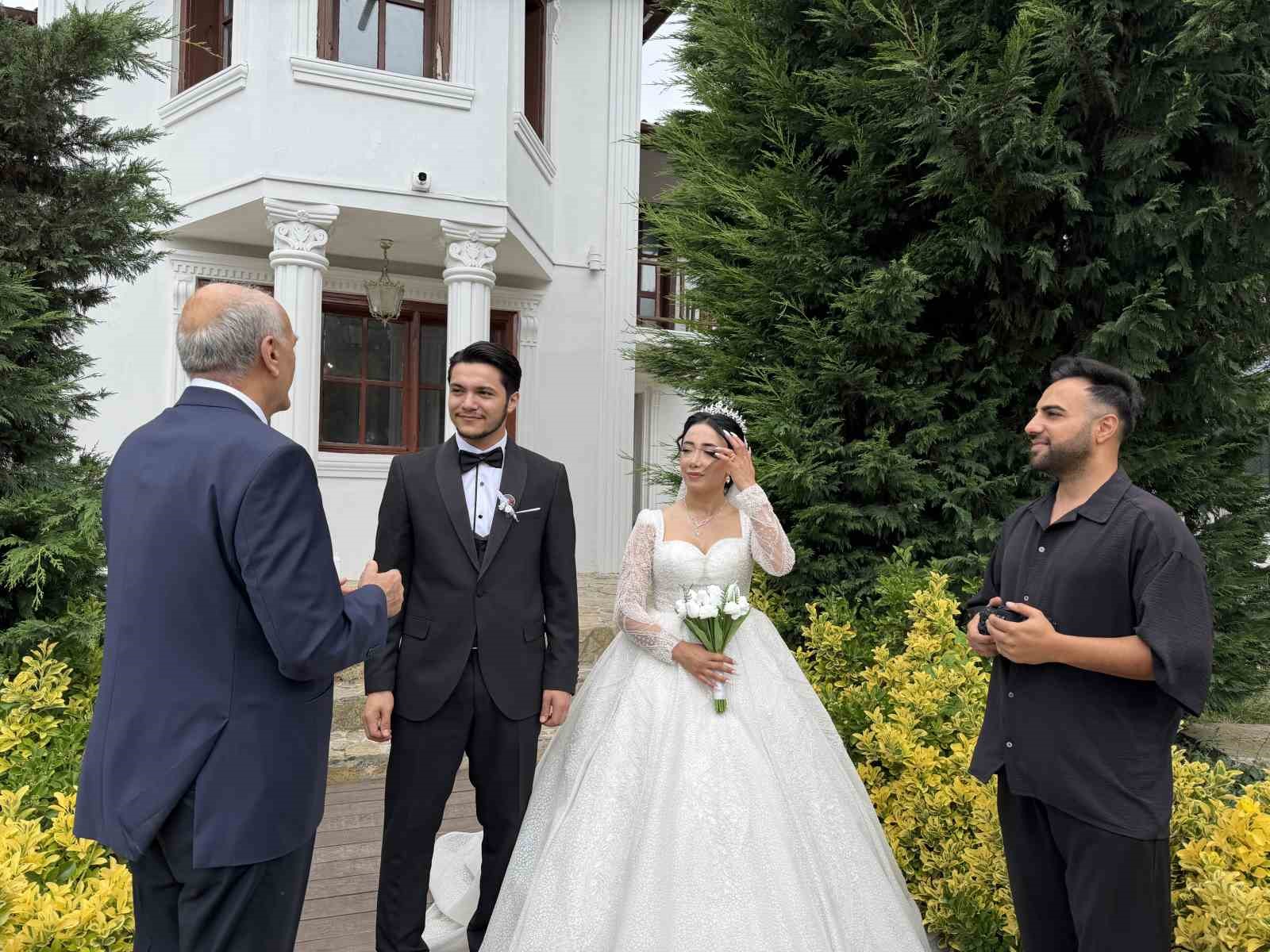 Sarıyer’de korsan düğün fotoğrafçılarına denetim 4 sariyerde korsan dugun fotografcilarina denetim 0 NdfHJv7W