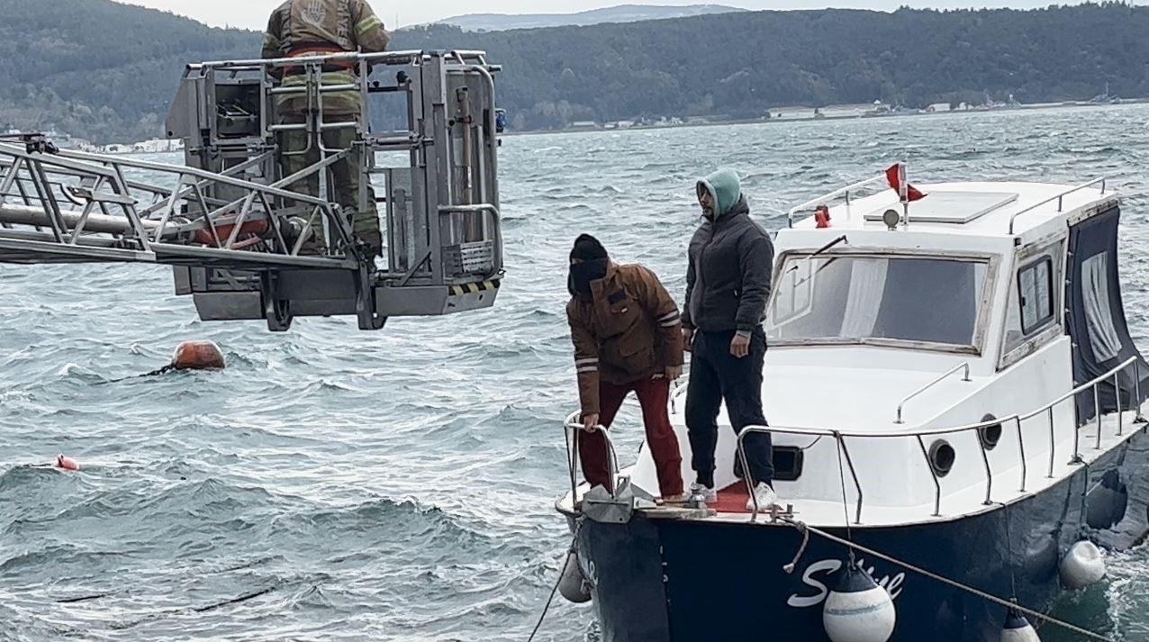 sariyerde lodos nedeniyle teknede mahsur kalanlari itfaiye kurtardi 1 MClccHtJ