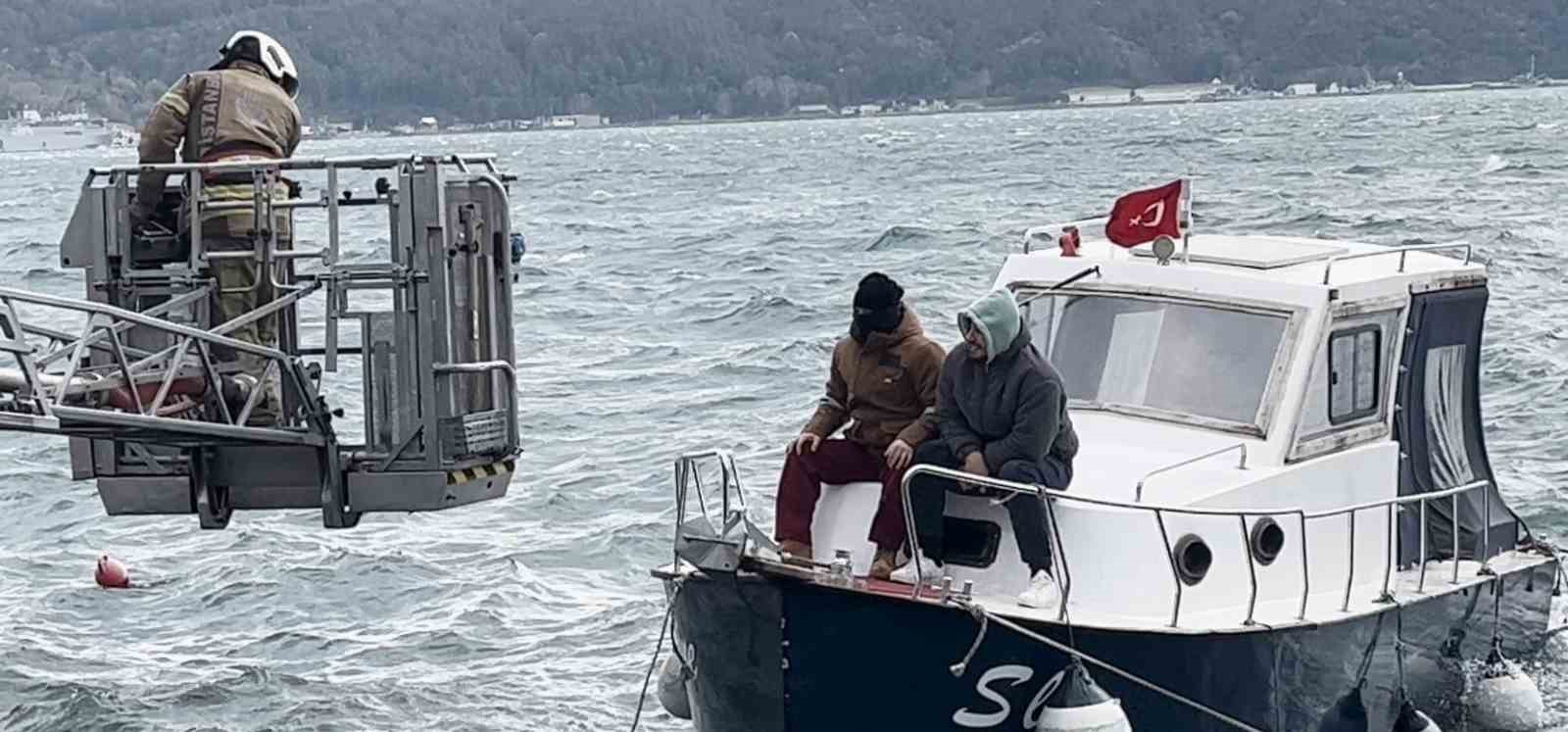 sariyerde lodos nedeniyle teknede mahsur kalanlari itfaiye kurtardi 3