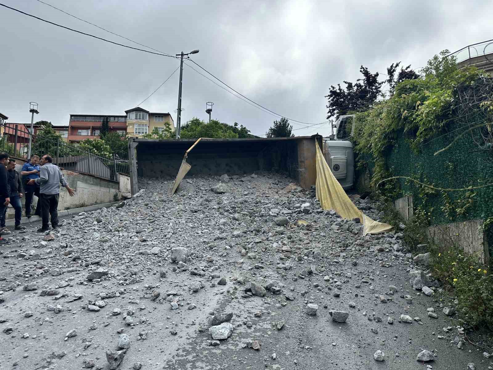 sariyerde moloz yuklu kamyon geri kayarak devrildi surucu yaralandi 0 5nTBQ3VJ
