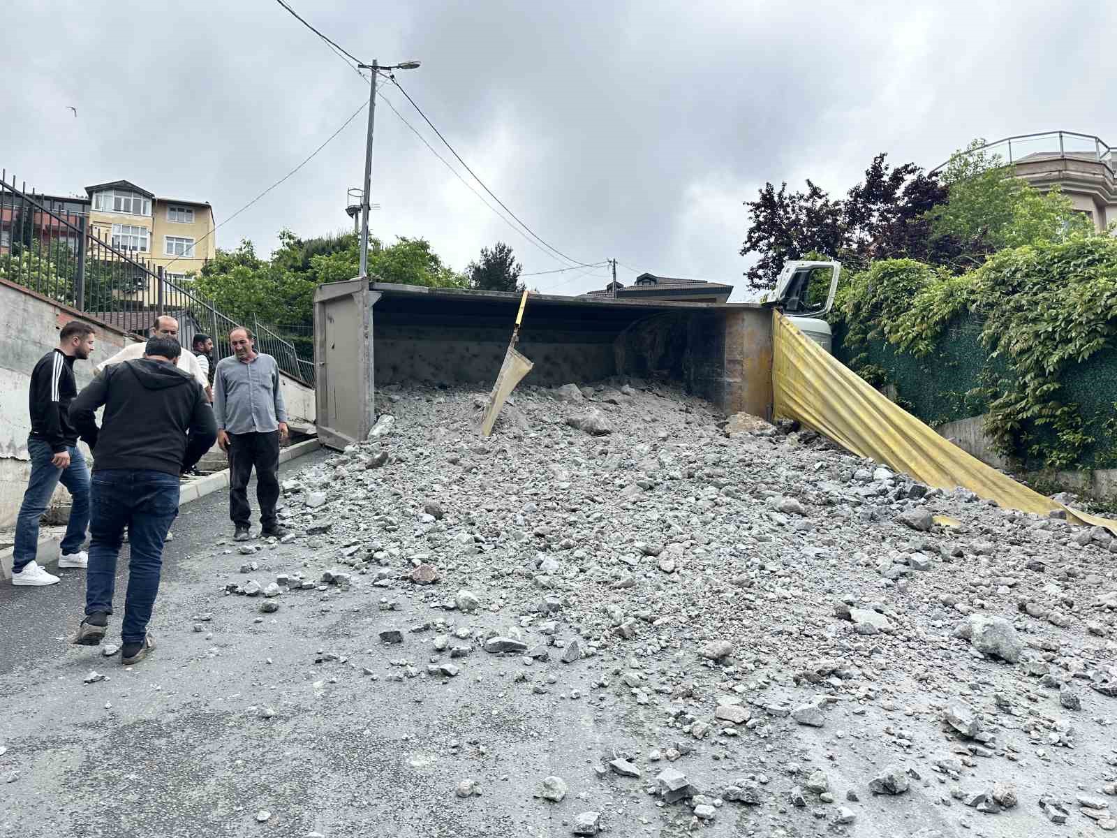 sariyerde moloz yuklu kamyon geri kayarak devrildi surucu yaralandi 1 AuNTW5e1