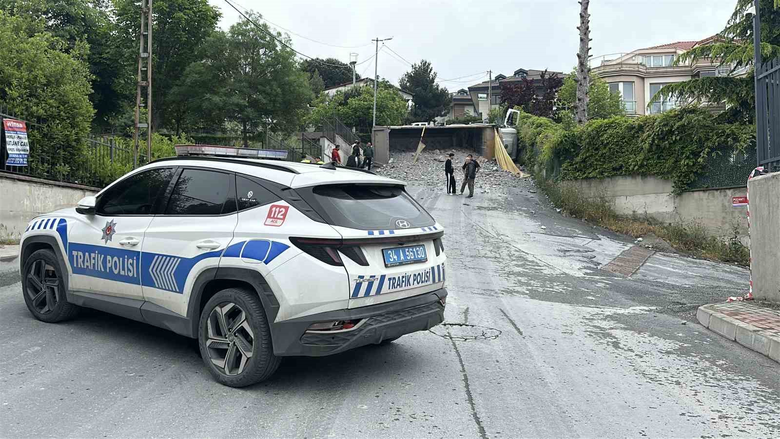 sariyerde moloz yuklu kamyon geri kayarak devrildi surucu yaralandi 2 FNRipTv1
