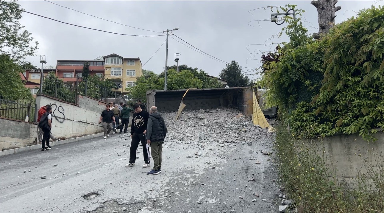 sariyerde moloz yuklu kamyon geri kayarak devrildi surucu yaralandi 3 G5uGR2vC