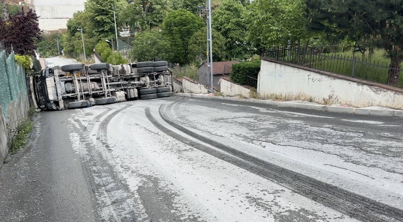 sariyerde moloz yuklu kamyon geri kayarak devrildi surucu yaralandi 4 v9F8w71w