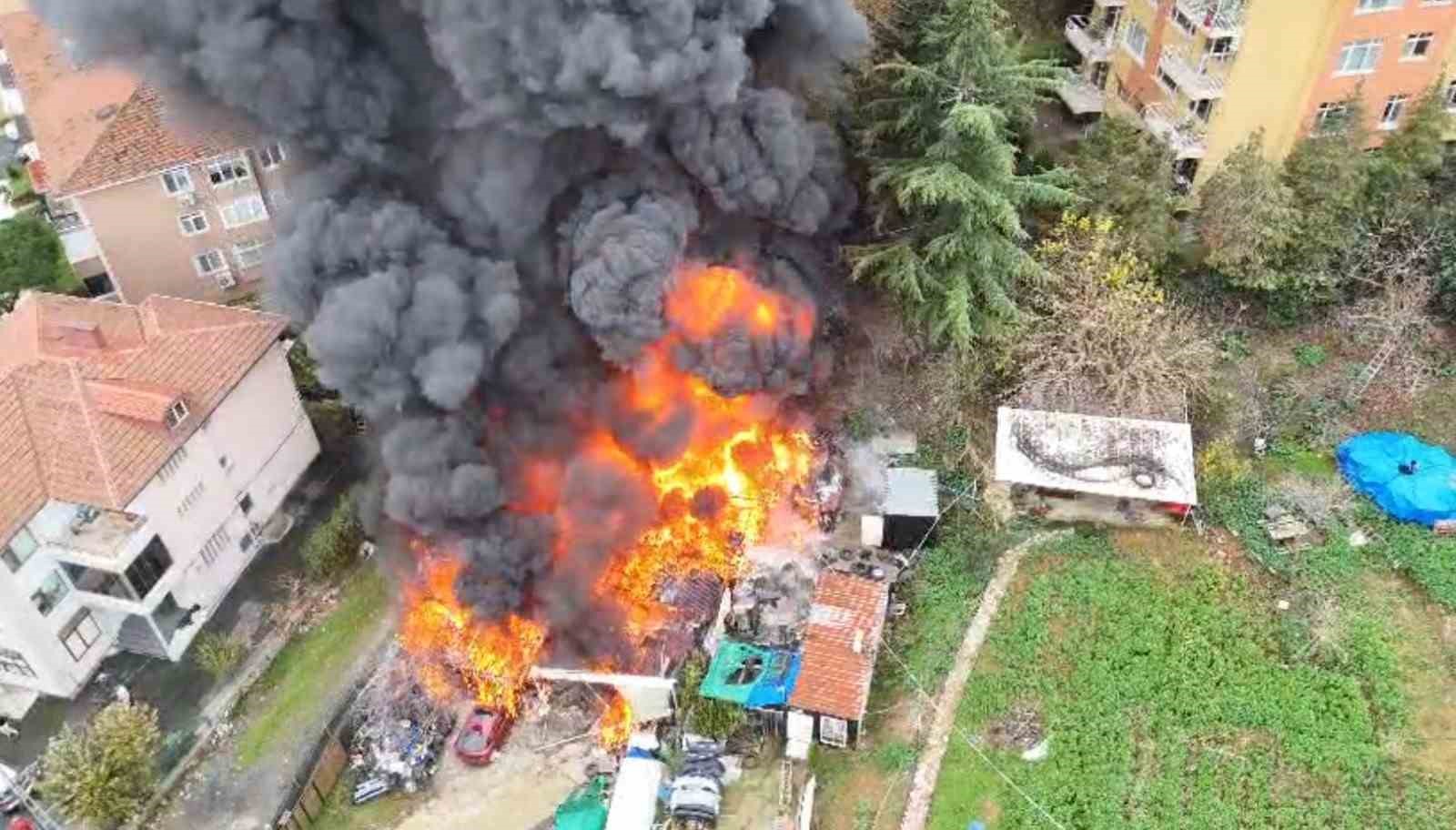 sariyerde oto tamirhane deposunda yangin panigi dukkan kullanilamaz hale geldi 0 iJEgbtIU