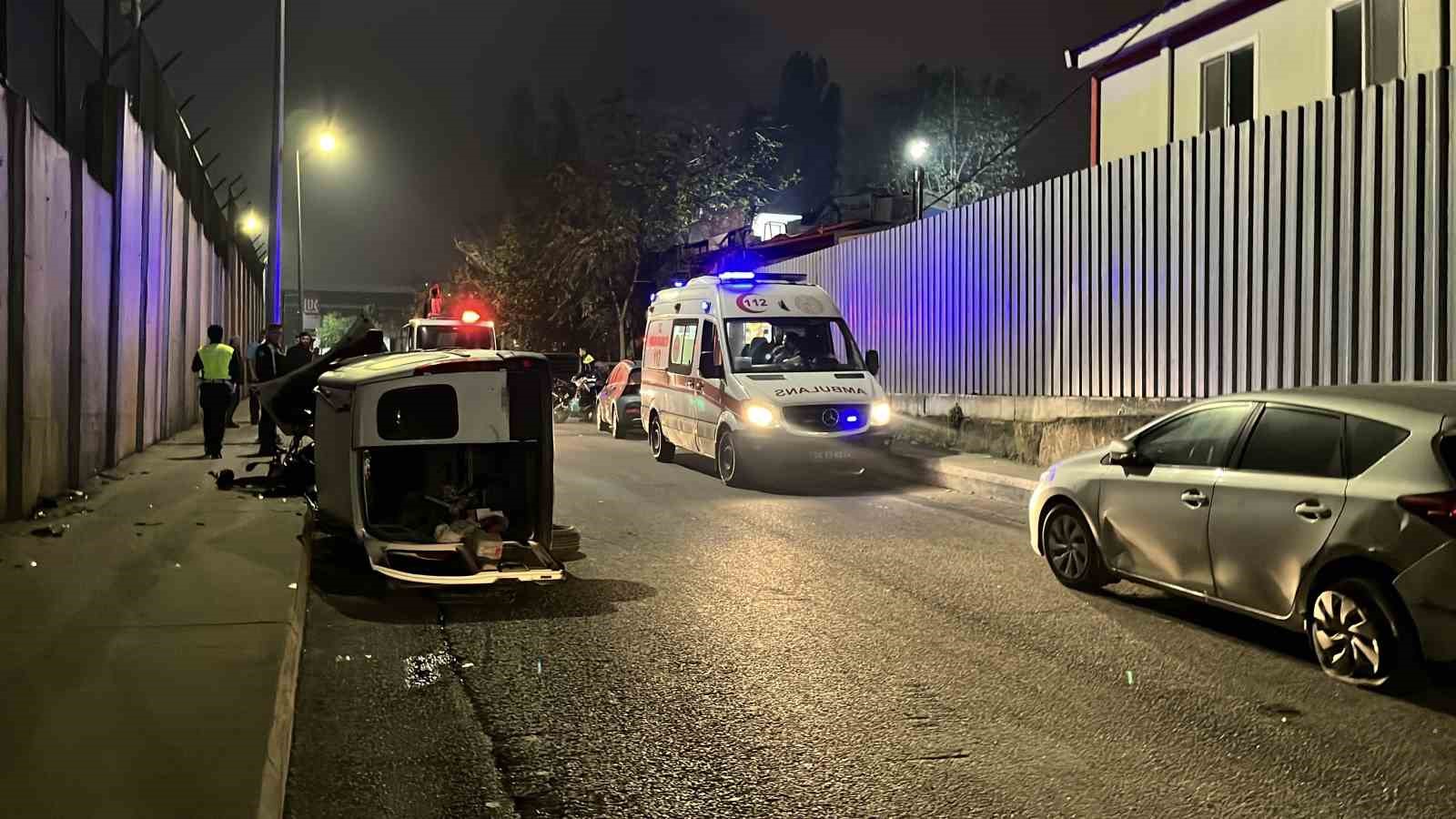 sariyerde otomobil bir araca carpip motosikletin uzerine devrildi 2 yarali 1 vqfu7ykJ
