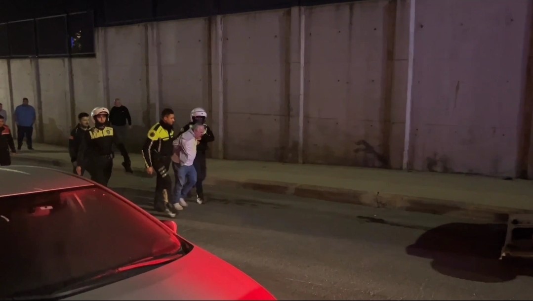 sariyerde otomobil bir araca carpip motosikletin uzerine devrildi 2 yarali 3 m5PPPPOu