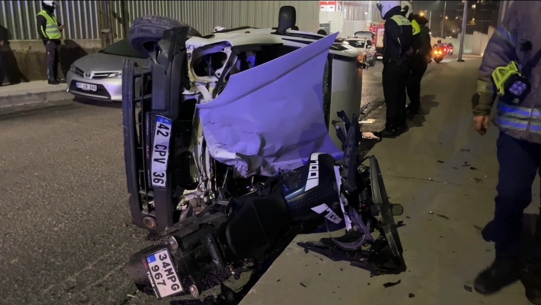 sariyerde otomobil bir araca carpip motosikletin uzerine devrildi 2 yarali 4 yC5Ap5qQ
