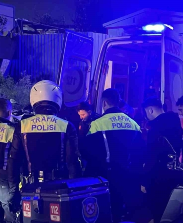 sariyerde-otomobil-bir-araca-carpip-motosikletin-uzerine-devrildi-2-yarali-CYPI4cOL.jpg