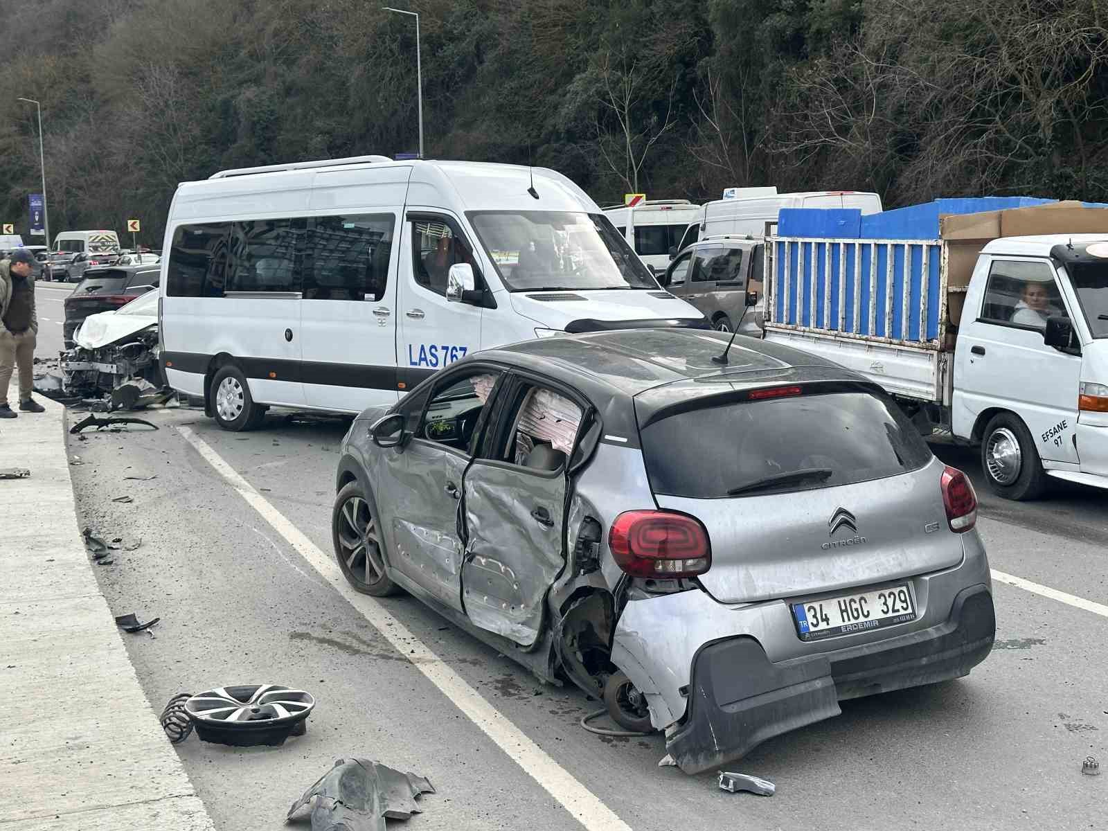 sariyerde otomobil karsi seride gecti 4 arac birbirine girdi 4 yarali 1 8KbBSNsR