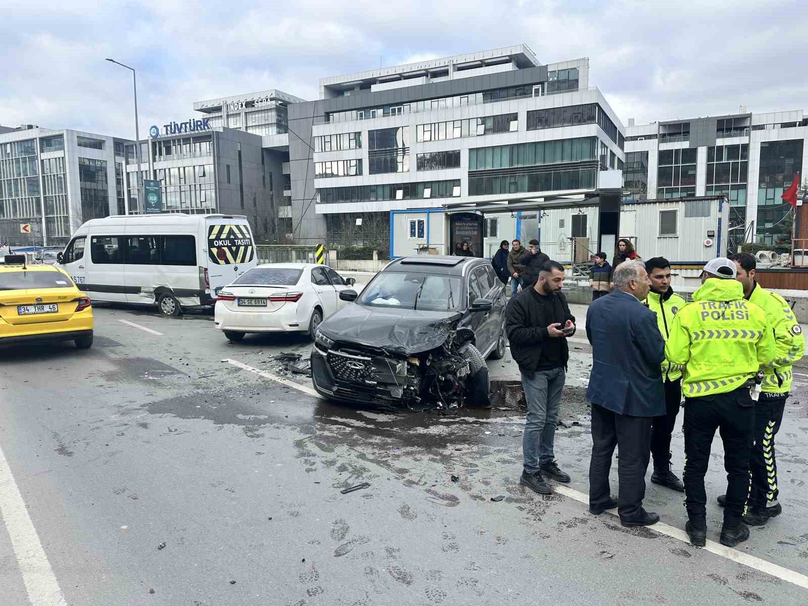 sariyerde otomobil karsi seride gecti 4 arac birbirine girdi 4 yarali 2 pGdHYgqZ