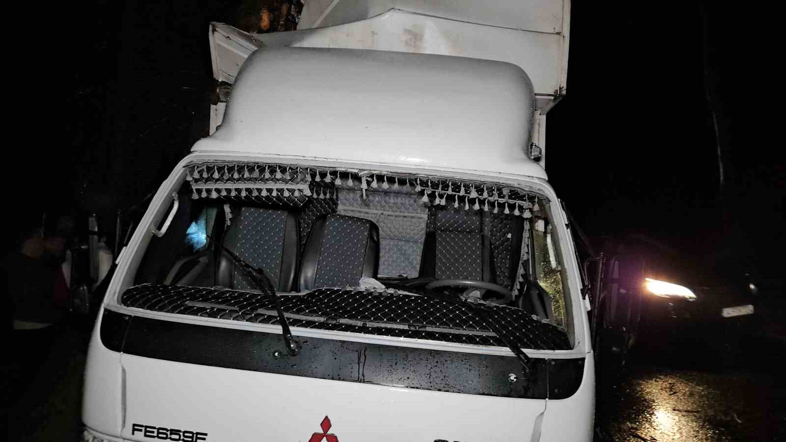 sariyerde seyir halindeki kamyonet yol kenarindaki agaca carpti 0 qMPuWDn9