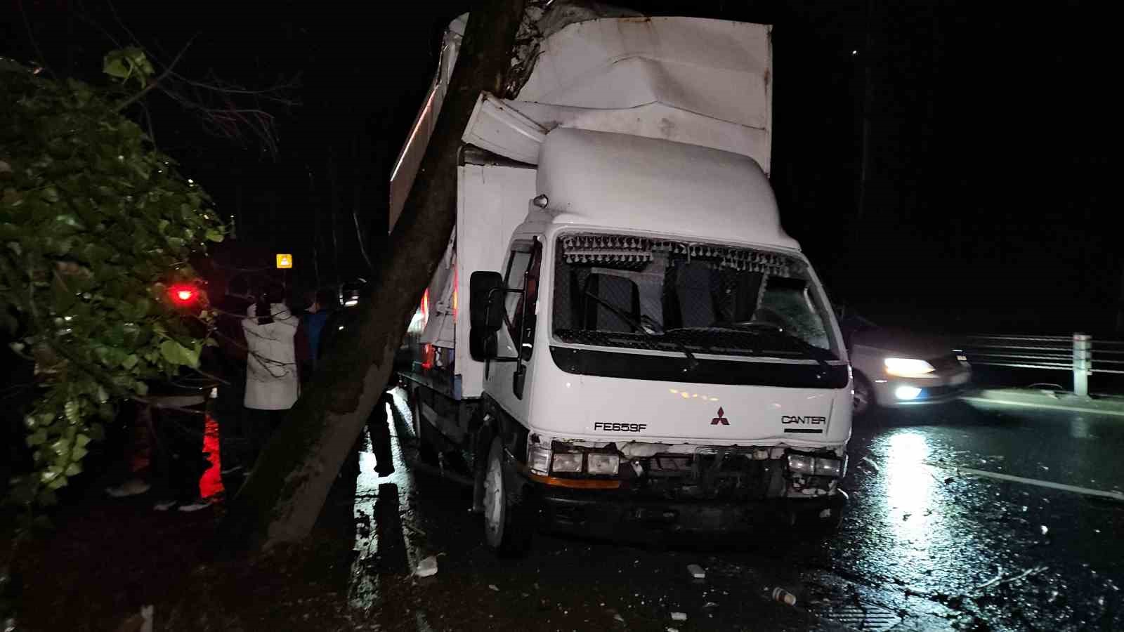 sariyerde seyir halindeki kamyonet yol kenarindaki agaca carpti 1 VTXdNKXW
