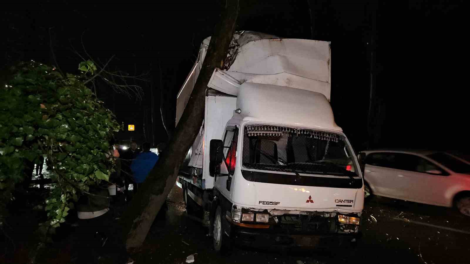 sariyerde seyir halindeki kamyonet yol kenarindaki agaca carpti 2 IzYtPkiJ