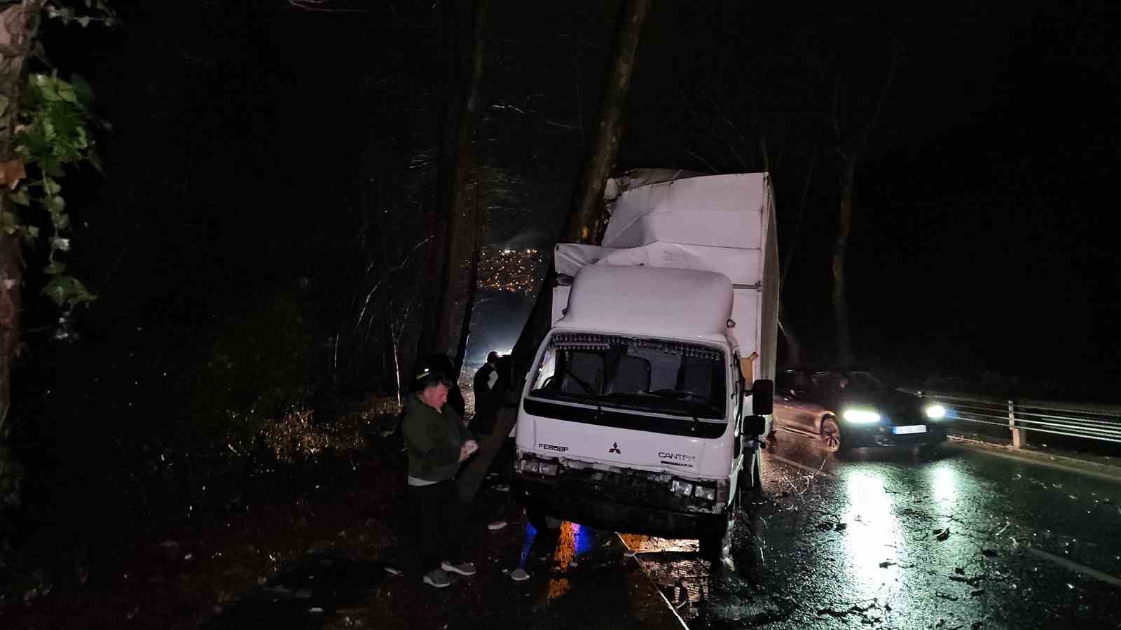 sariyerde seyir halindeki kamyonet yol kenarindaki agaca carpti 3 MAjTwzi2