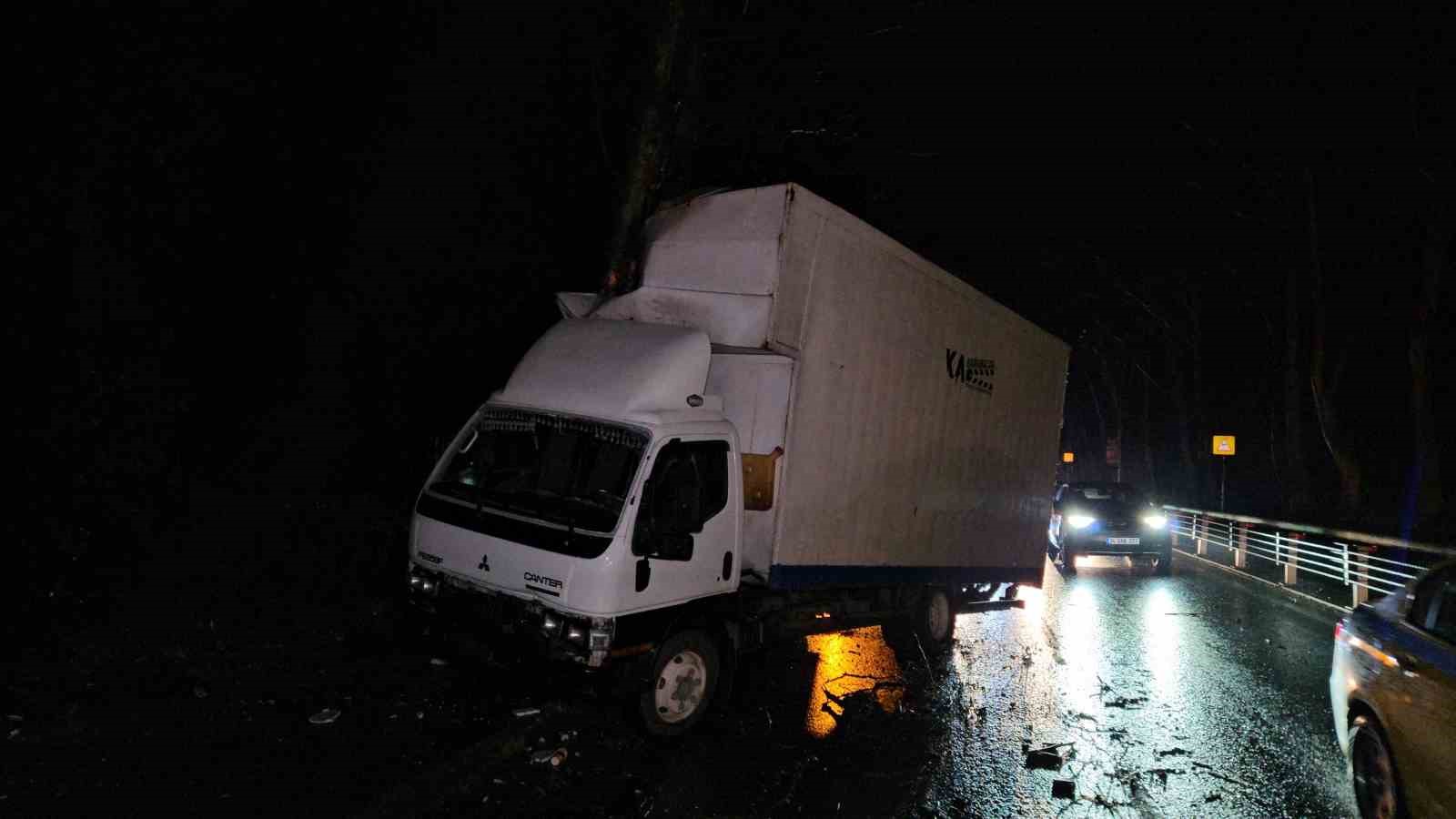 sariyerde seyir halindeki kamyonet yol kenarindaki agaca carpti 4 8pq1OnZG