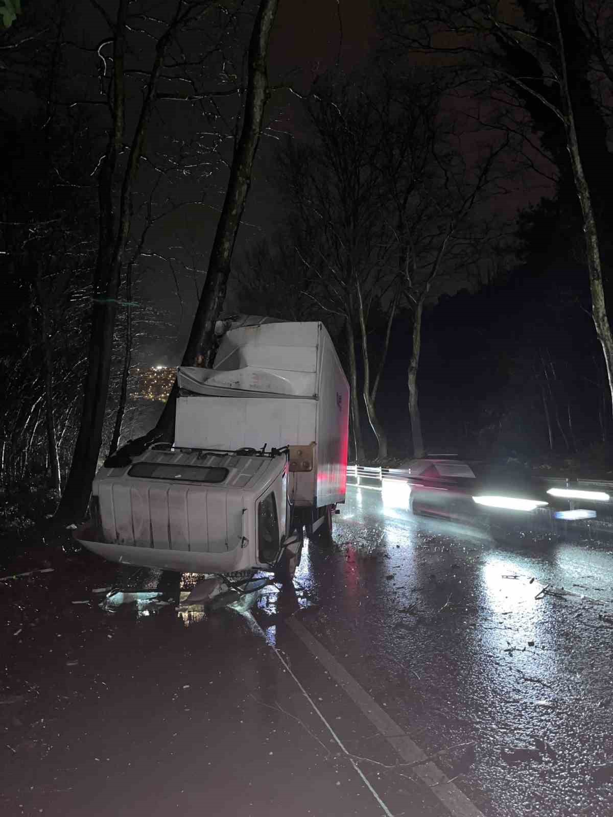 sariyerde seyir halindeki kamyonet yol kenarindaki agaca carpti 6