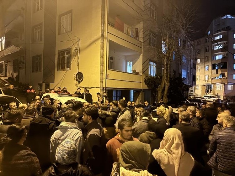 sariyerde toprak kaymasi sonucu 6 binaya tahliye karari verildi bina sakinleri belediyeye isyan etti phZaM7m5