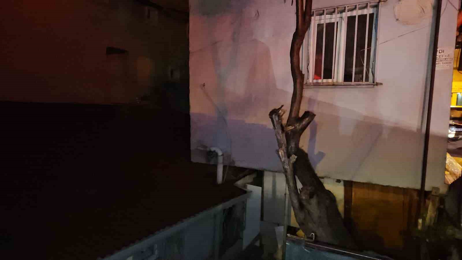 Sarıyer’de üst katı kayan bina gecekonduya yaslandı: Facianın eşiğinden dönüldü 6 sariyerde ust kati kayan bina gecekonduya yaslandi facianin esiginden donuldu 2 lZmELPQ3