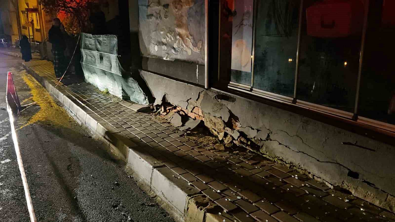 Sarıyer’de üst katı kayan bina gecekonduya yaslandı: Facianın eşiğinden dönüldü 7 sariyerde ust kati kayan bina gecekonduya yaslandi facianin esiginden donuldu 3 21RNeu23