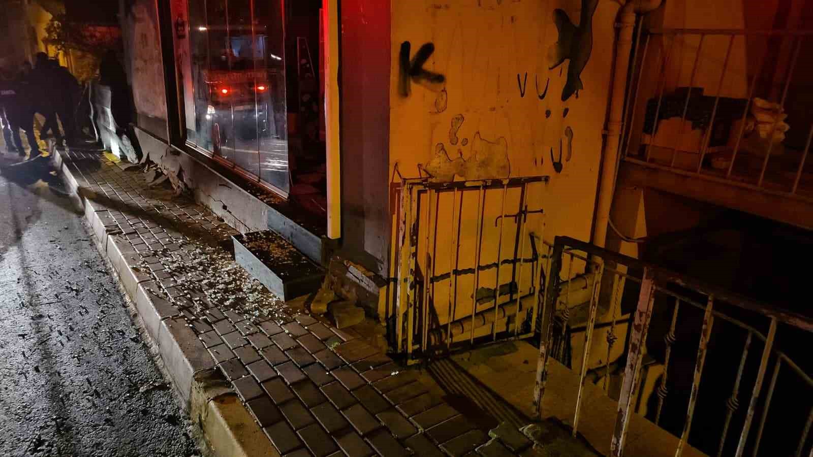 Sarıyer’de üst katı kayan bina gecekonduya yaslandı: Facianın eşiğinden dönüldü 10 sariyerde ust kati kayan bina gecekonduya yaslandi facianin esiginden donuldu 6 OOSfWBSj