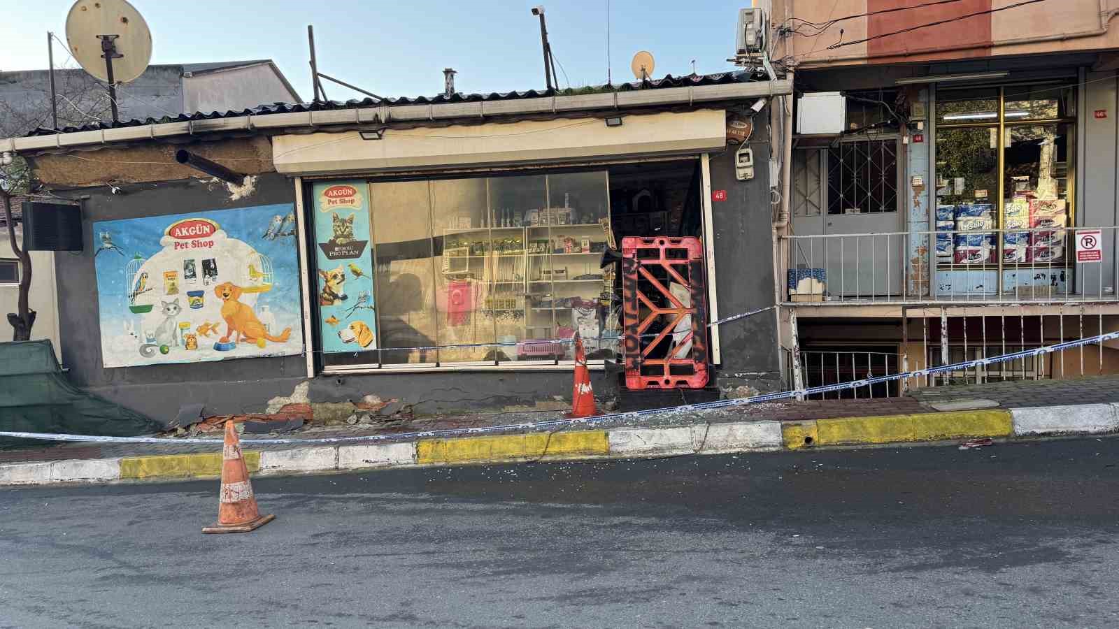 sariyerde ust kati kayip gecekonduya yaslanan bina havadan goruntulendi 1 HCIvjvFP