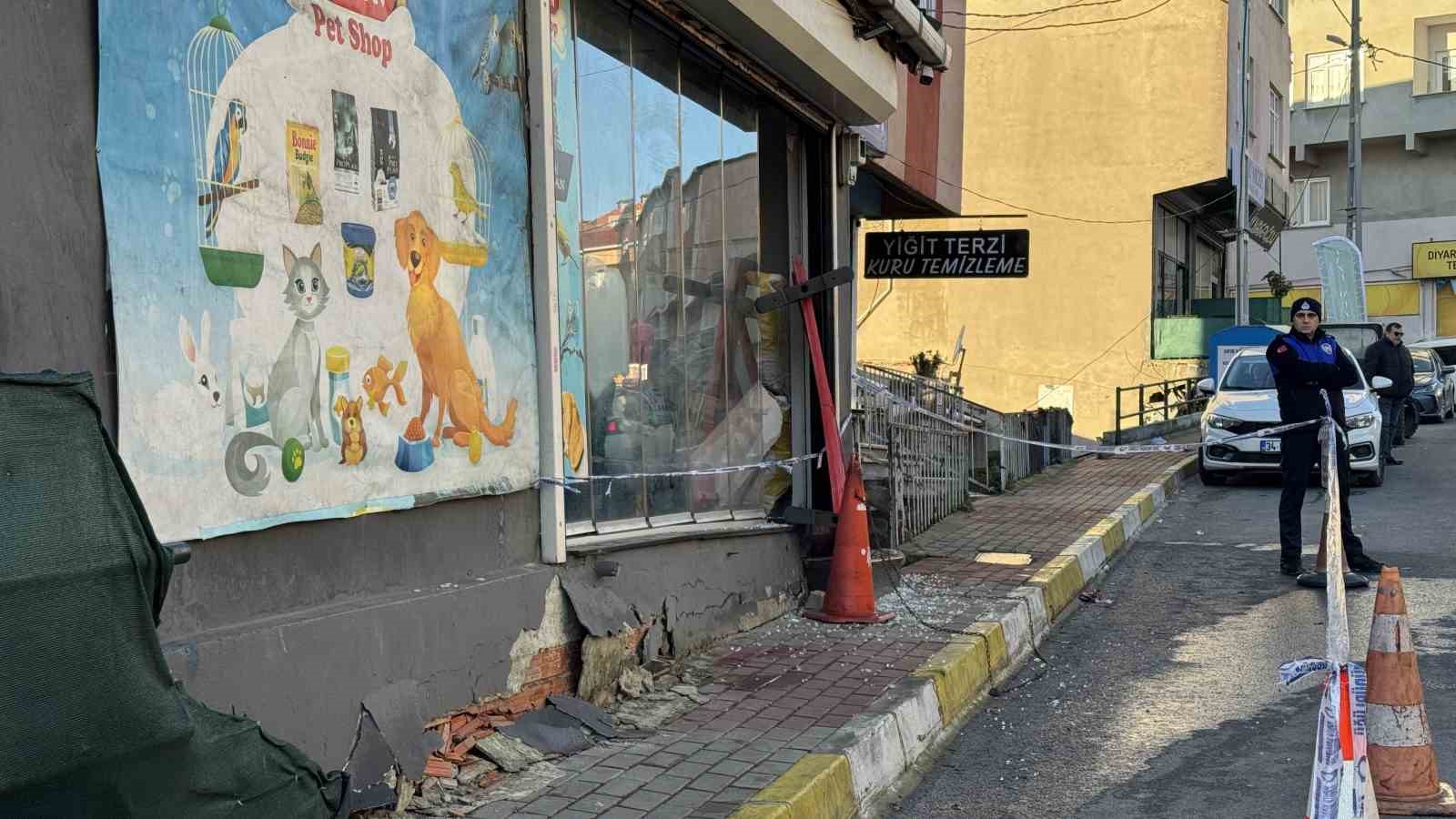 sariyerde ust kati kayip gecekonduya yaslanan bina havadan goruntulendi 2 lzcSXlWP