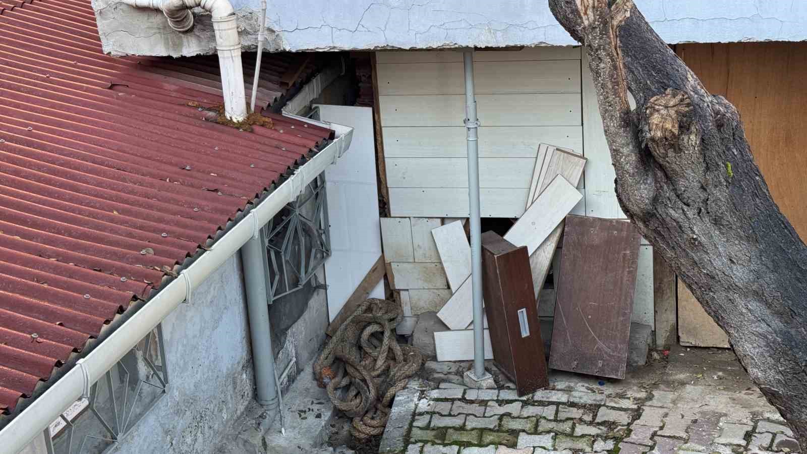 sariyerde ust kati kayip gecekonduya yaslanan bina havadan goruntulendi 3