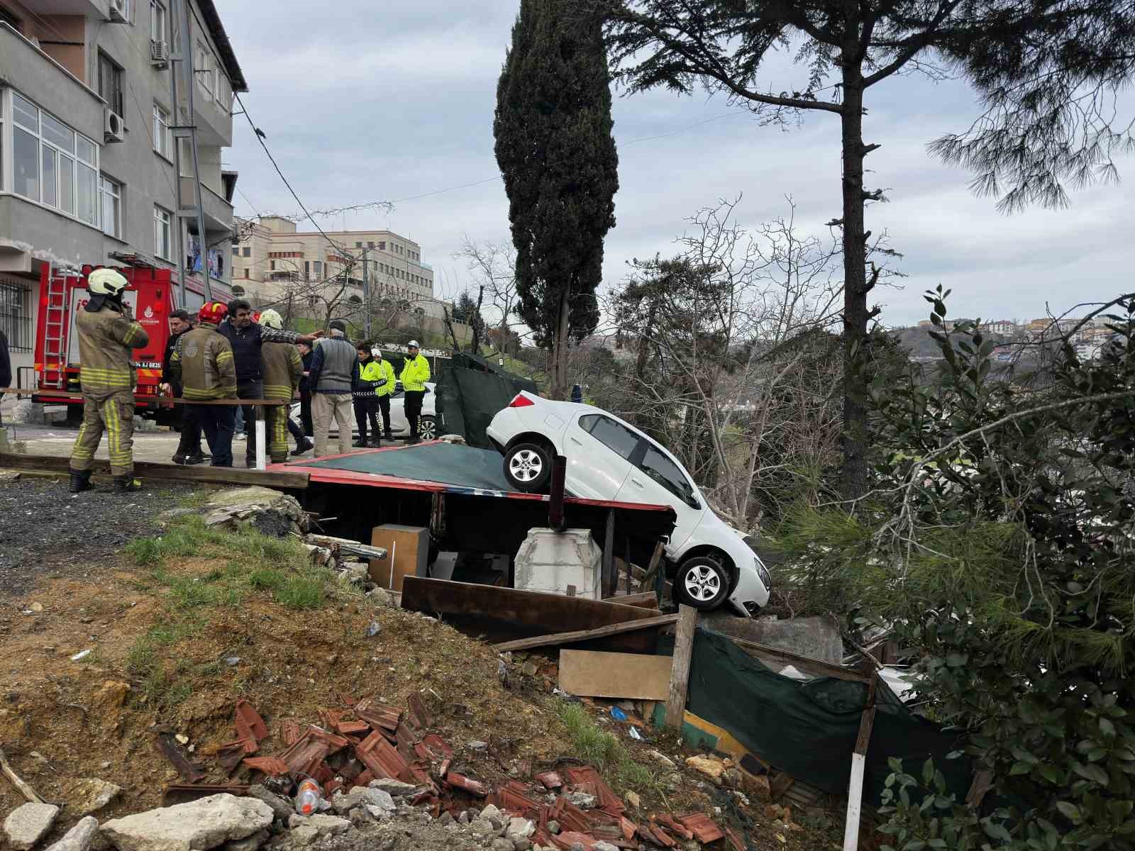 Sarıyer’de vitesi karıştırdı, otomobil kamelyanın üzerine uçtu 4 sariyerde vitesi karistirdi otomobil kamelyanin uzerine uctu 0 DWnfLEfX