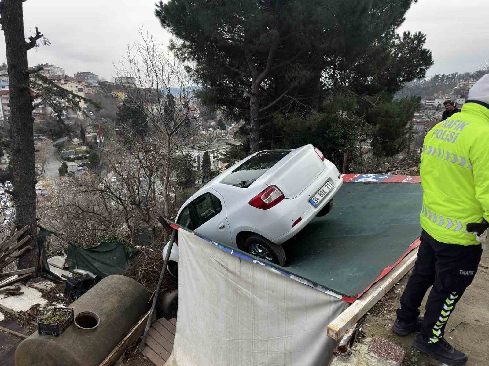 Sarıyer’de vitesi karıştırdı, otomobil kamelyanın üzerine uçtu 6 sariyerde vitesi karistirdi otomobil kamelyanin uzerine uctu 2