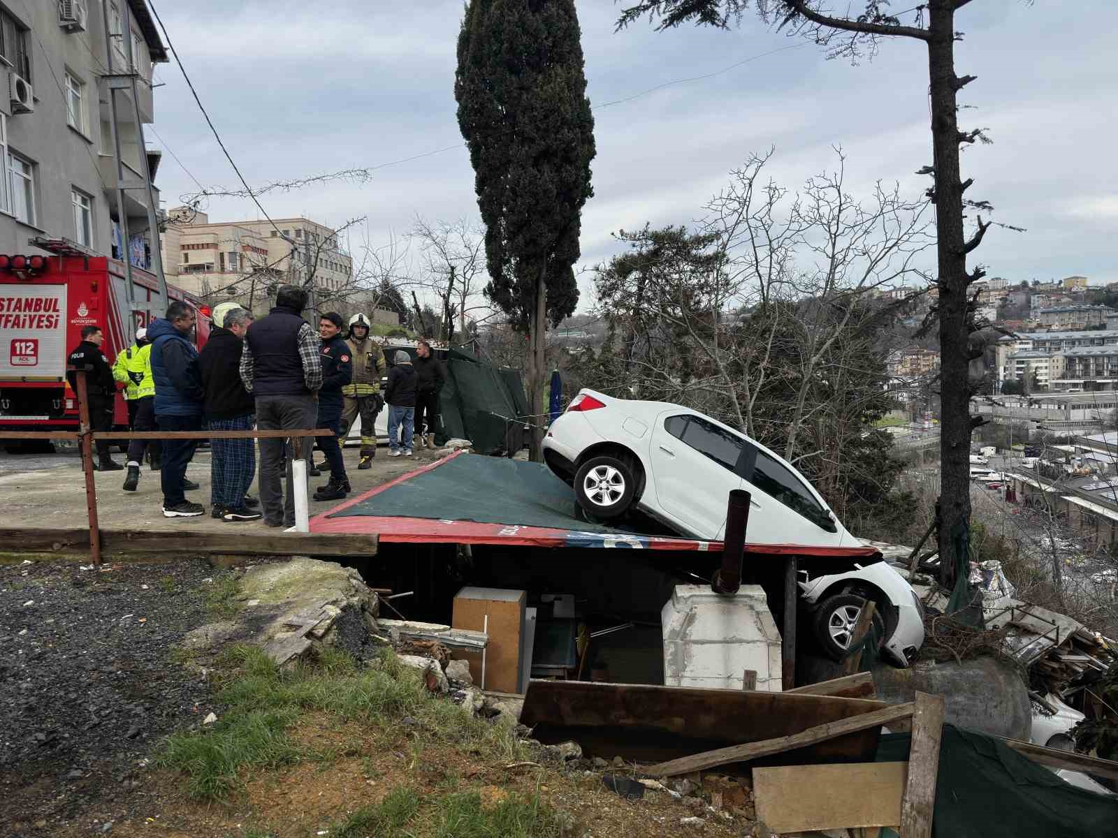 Sarıyer’de vitesi karıştırdı, otomobil kamelyanın üzerine uçtu 7 sariyerde vitesi karistirdi otomobil kamelyanin uzerine uctu 3 G1BCsLRm