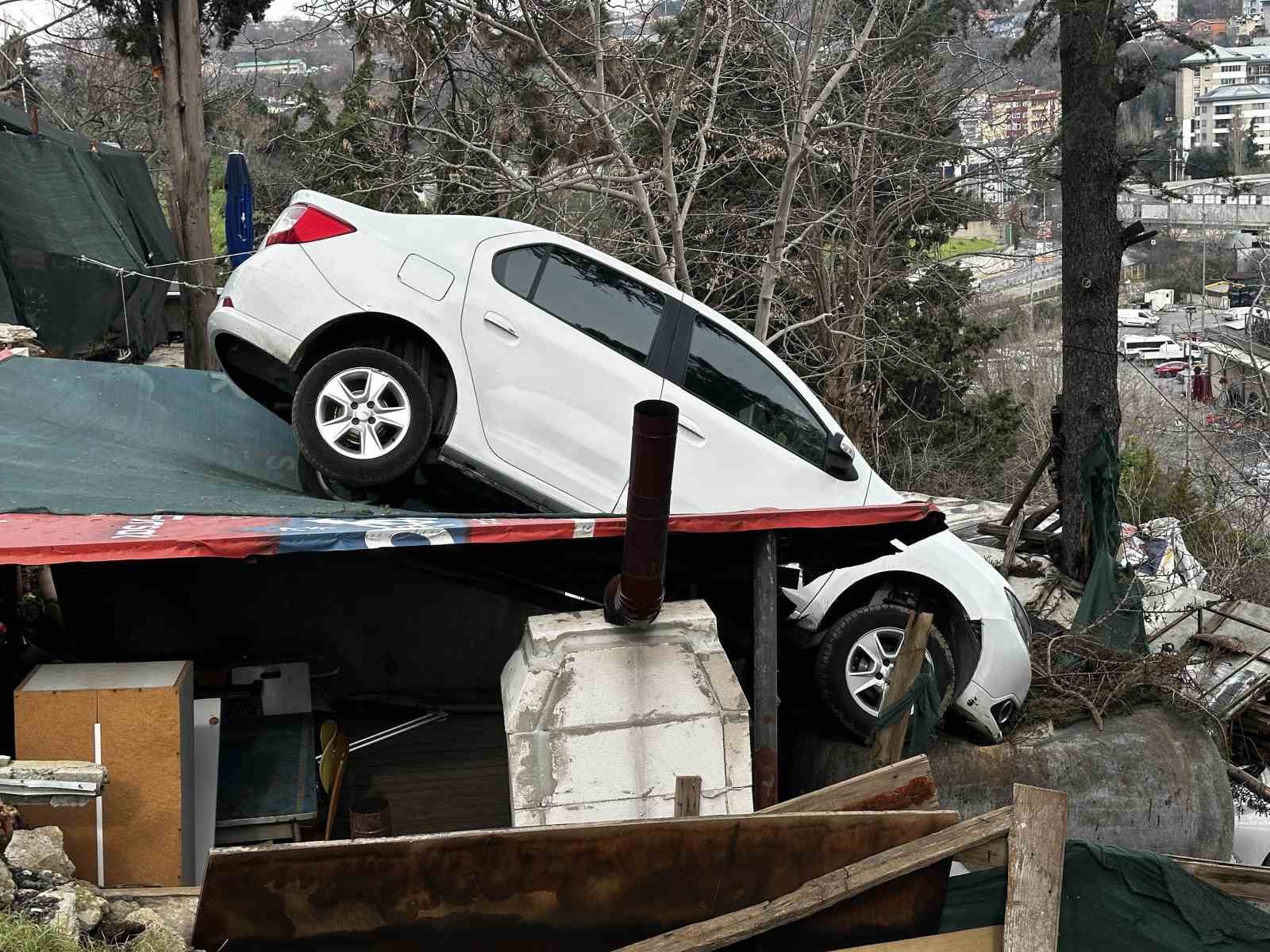 Sarıyer’de vitesi karıştırdı, otomobil kamelyanın üzerine uçtu 13 sariyerde vitesi karistirdi otomobil kamelyanin uzerine uctu 9 9uiV8Hup