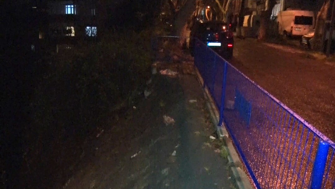 Sarıyer’de yağmur sebebiyle çöken kaldırıma belediye müdahale etmedi 4 sariyerde yagmur sebebiyle coken kaldirima belediye mudahale etmedi 0 uQy2NZbN