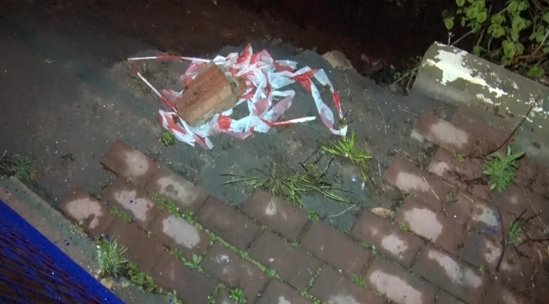 Sarıyer’de yağmur sebebiyle çöken kaldırıma belediye müdahale etmedi 5 sariyerde yagmur sebebiyle coken kaldirima belediye mudahale etmedi 1 g7SiZrLh