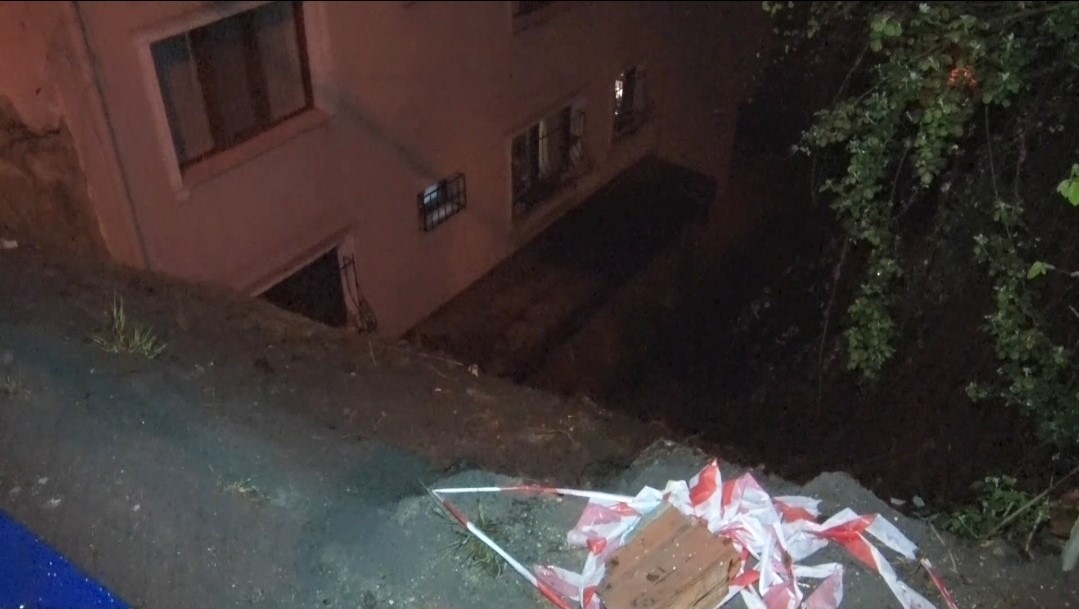 Sarıyer’de yağmur sebebiyle çöken kaldırıma belediye müdahale etmedi 7 sariyerde yagmur sebebiyle coken kaldirima belediye mudahale etmedi 3 2nyblXDb
