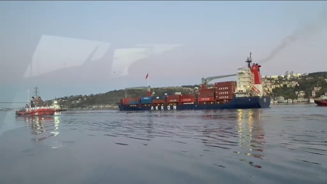 sariyerde yaliya metreler kala karaya oturan konteyner gemisi yuzduruldu 1 8WFVunTJ