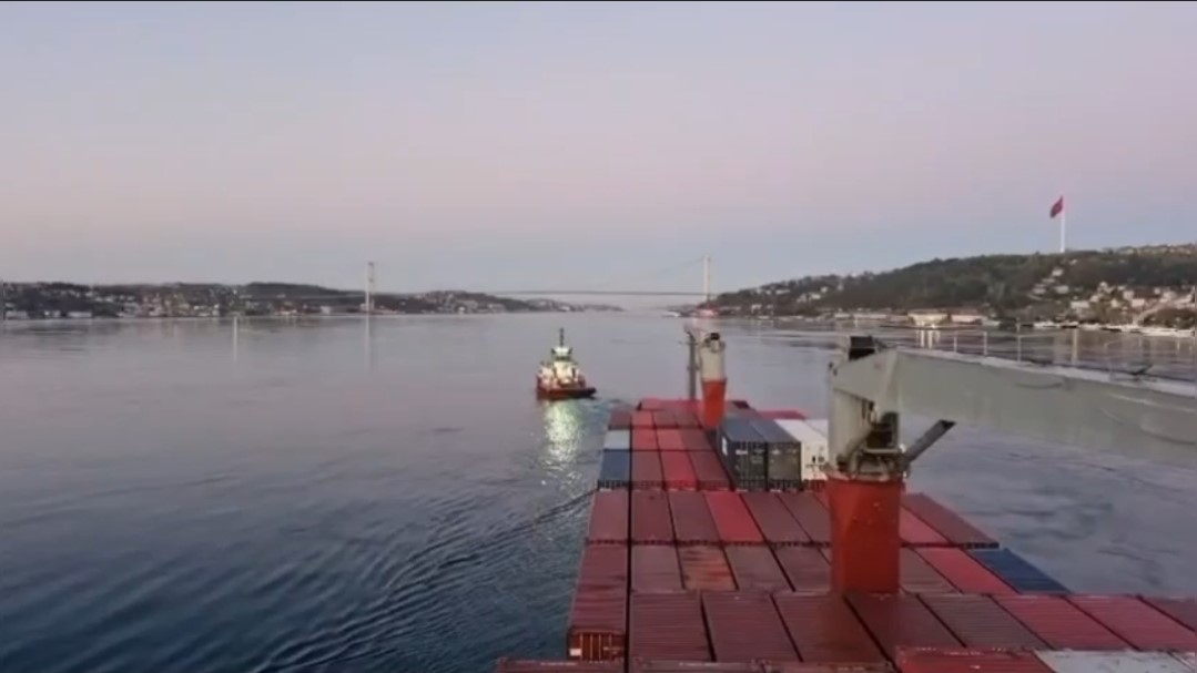 sariyerde yaliya metreler kala karaya oturan konteyner gemisi yuzduruldu 2 yGlHgu9r