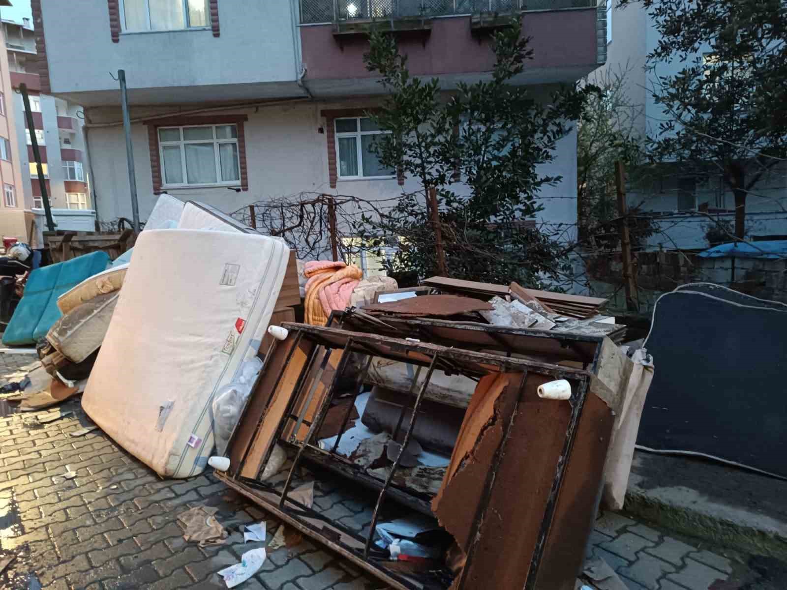 sariyerde yine yagmur yine su baskini bodrum katlar sular altinda kaldi vatandas cileden cikti jNb7ZbEe
