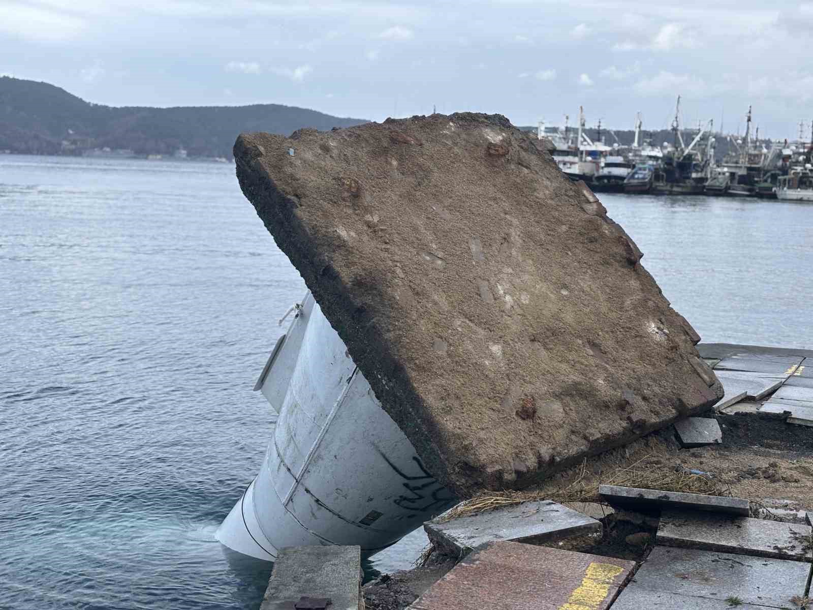 sariyerdeki siddetli firtina deniz fenerini devirdi 0 haSfTPTH