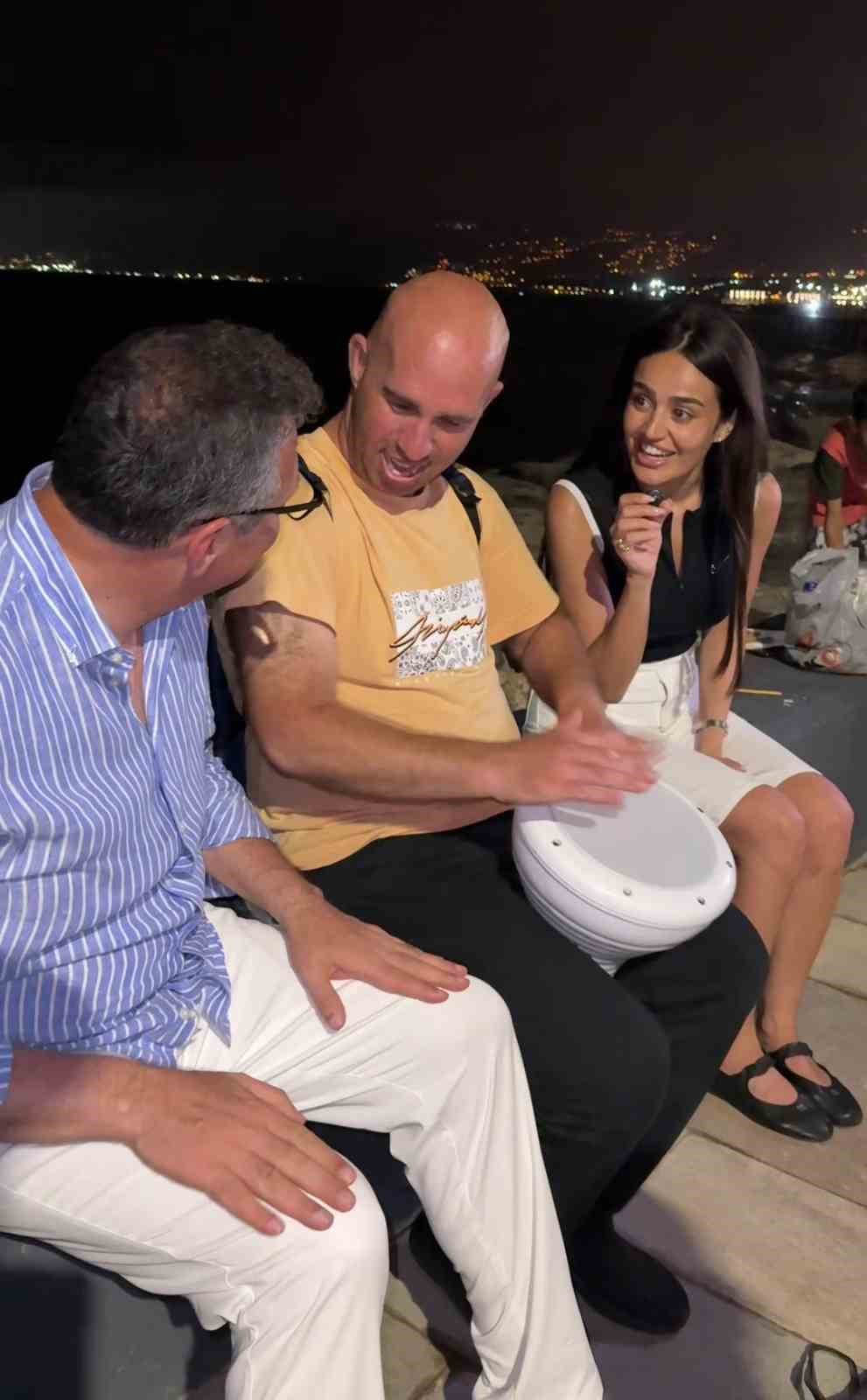 Şarkıcı Elif Buse Doğan’ın darbukalı, ıslıklı mini konseri vatandaşların beğenisi topladı 4 sarkici elif buse doganin darbukali islikli mini konseri vatandaslarin begenisi topladi 0 PJJThQN9