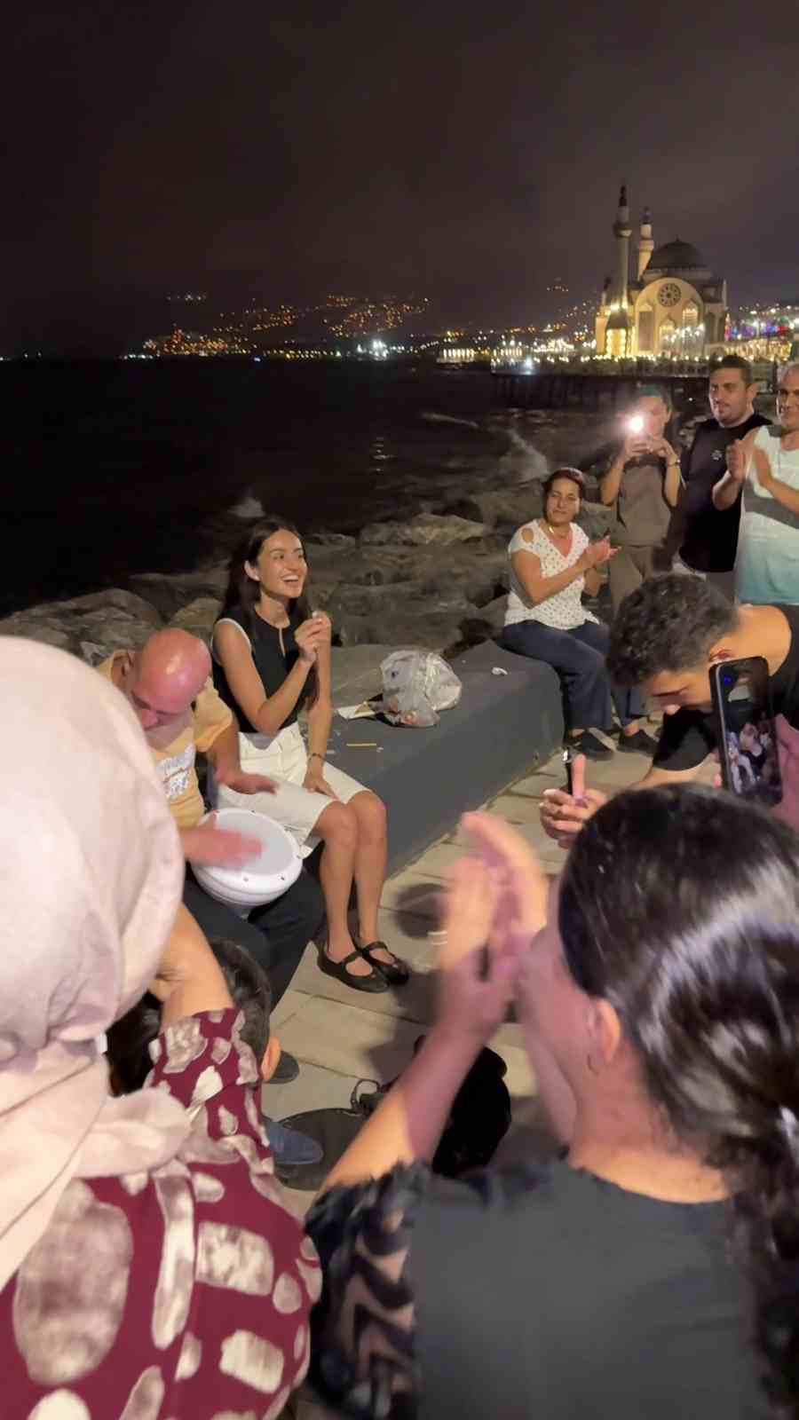 Şarkıcı Elif Buse Doğan’ın darbukalı, ıslıklı mini konseri vatandaşların beğenisi topladı 5 sarkici elif buse doganin darbukali islikli mini konseri vatandaslarin begenisi topladi 1 BOCTkRjQ