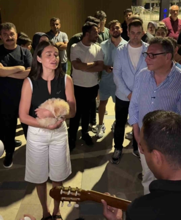 sarkici-elif-buse-doganin-darbukali-islikli-mini-konseri-vatandaslarin-begenisi-topladi-Pn49kI3v.jpg