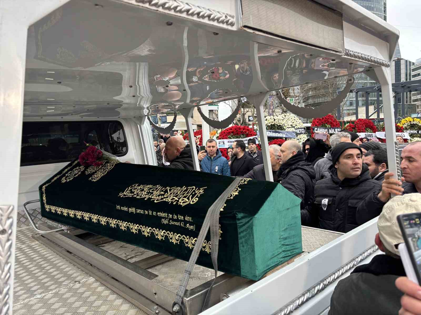 sarkici fatih urek son yolculuguna ugurlandi 0 f6tIJ6Wn