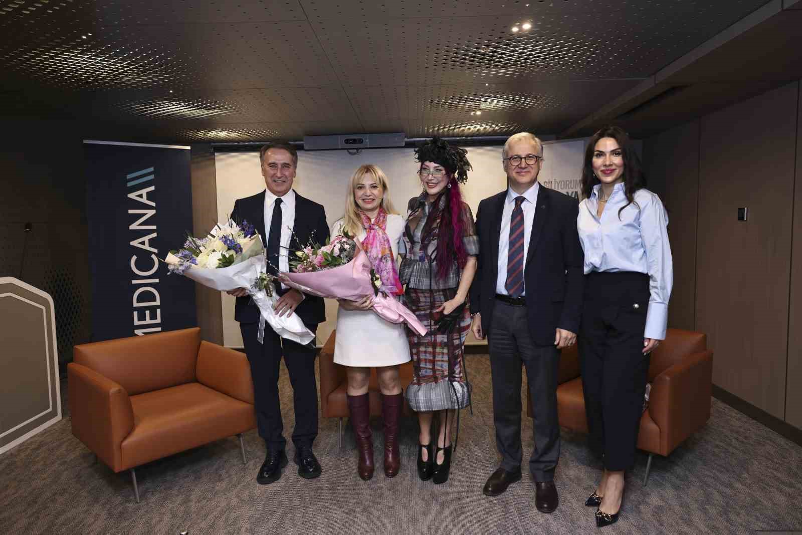 sarkici hande yener kanser surecini medicanada anlatti drenlerle sahneye cikip dans ettim 2 8Jh5Cy3p