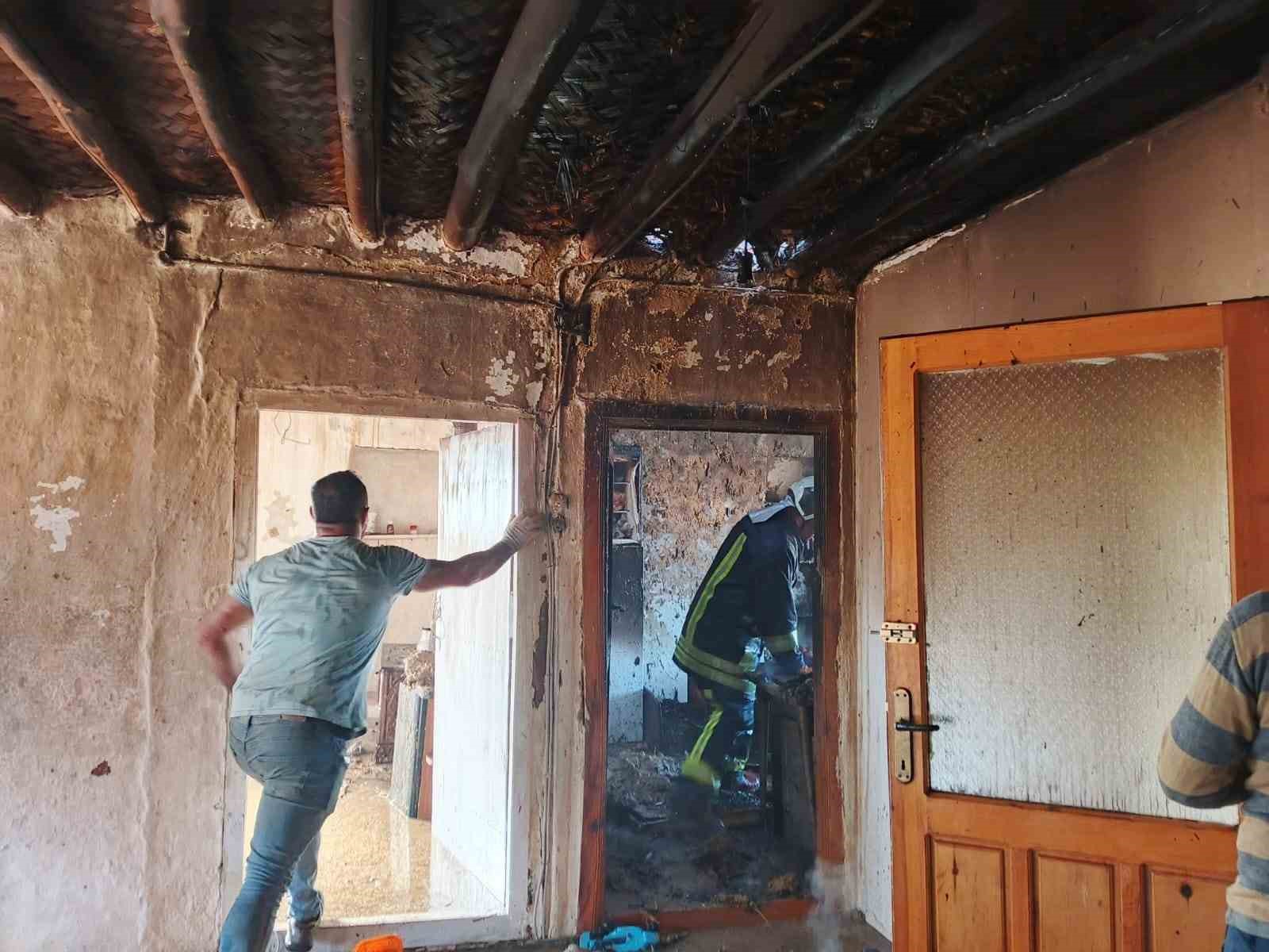 Şarkikaraağaç’ta çıkan yangında iki katlı evin bir bölümü yanarak küle döndü 4 sarkikaraagacta cikan yanginda iki katli evin bir bolumu yanarak kule dondu 0
