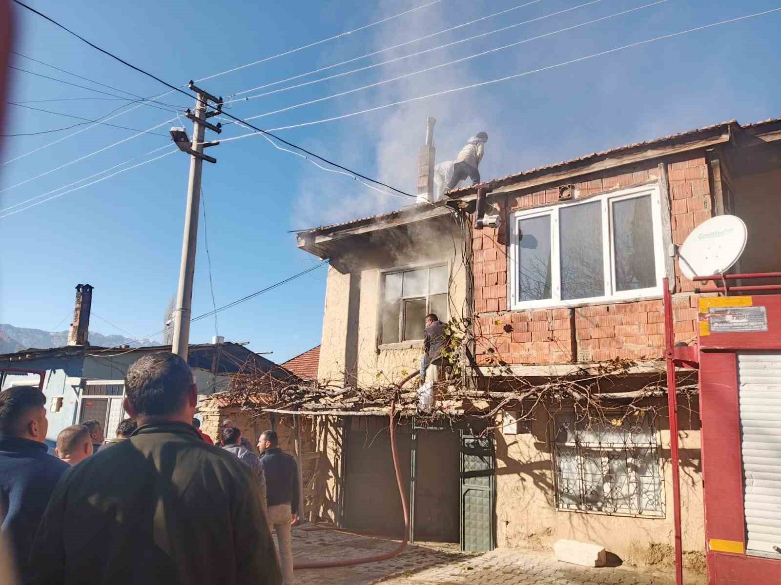 Şarkikaraağaç’ta çıkan yangında iki katlı evin bir bölümü yanarak küle döndü 5 sarkikaraagacta cikan yanginda iki katli evin bir bolumu yanarak kule dondu 1