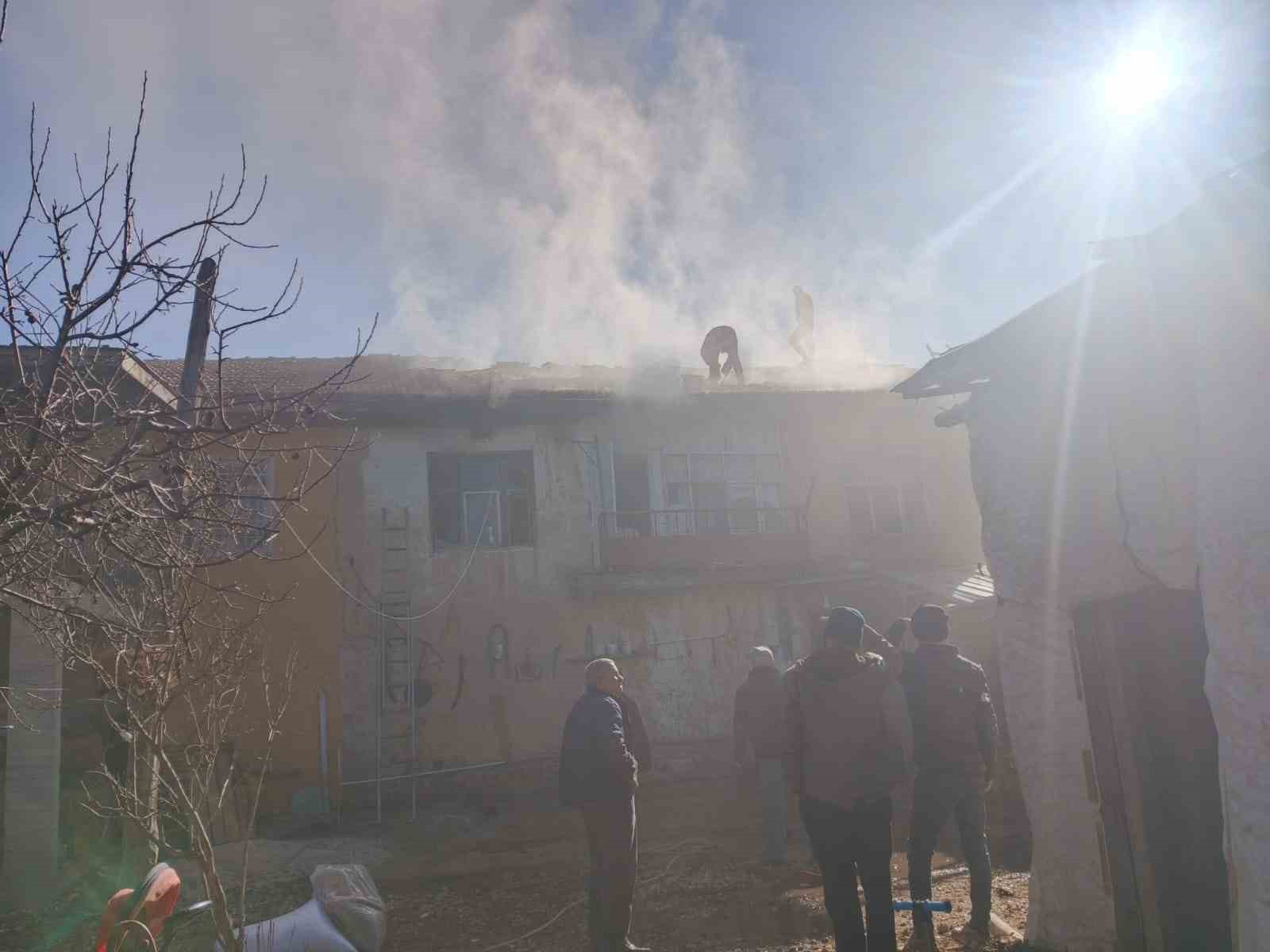 Şarkikaraağaç’ta çıkan yangında iki katlı evin bir bölümü yanarak küle döndü 7 sarkikaraagacta cikan yanginda iki katli evin bir bolumu yanarak kule dondu 3 pBcJ3OPQ