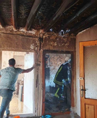 sarkikaraagacta-cikan-yanginda-iki-katli-evin-bir-bolumu-yanarak-kule-dondu-MVg3zZec.jpg