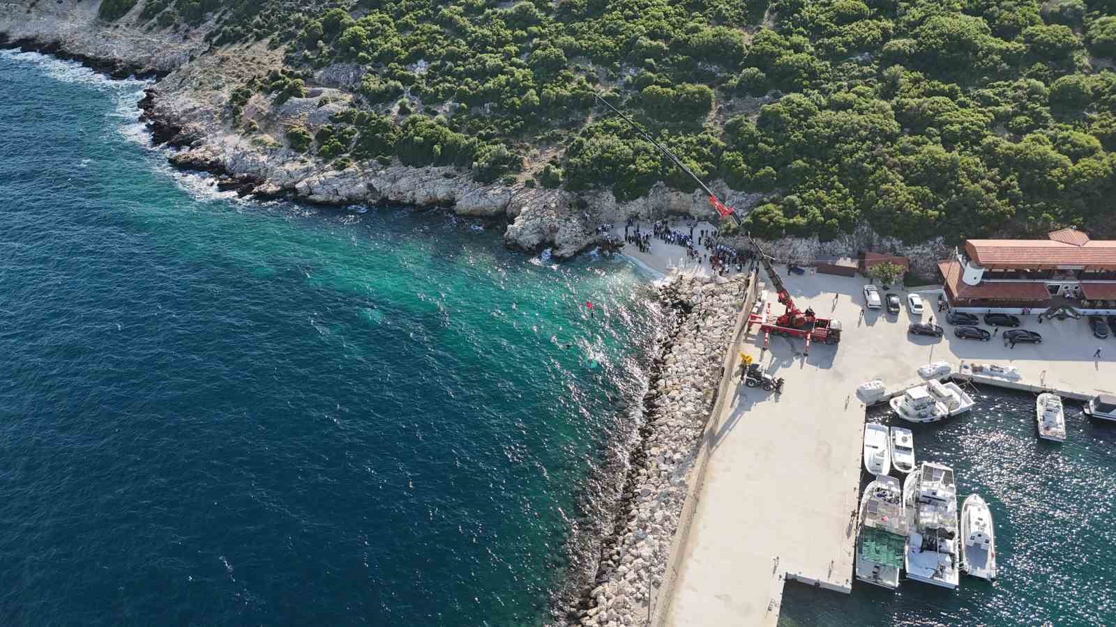 sarosta akincilar fatih sultan mehmet ve kemer heykelleri suya batirildi 10 CLlRD1gU