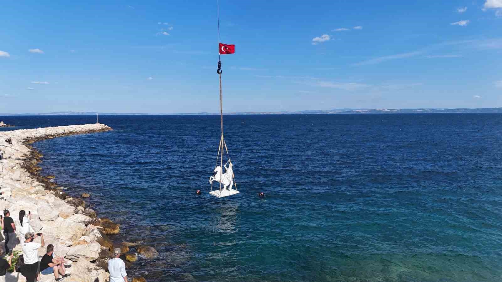 sarosta akincilar fatih sultan mehmet ve kemer heykelleri suya batirildi 8